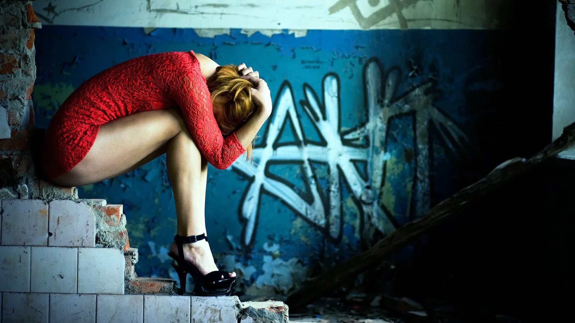 Девушка сидит в подвале. Девушка босиком. Девушка сидит в подвале. Связанная девушка в плену. Девушка на коленях.