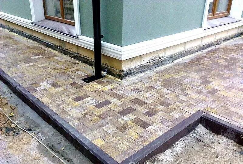 Укладка брусчатки на бетон. Тротуарная плитка на бетонное основание. Укладка бетонной брусчатки. Стяжка под брусчатку.