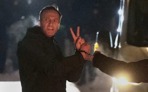В Петербурге начались задержания за пикеты в поддержку Навального.