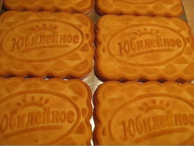 Торт из печенья без выпечки со сгущенкой. Вкусные тортики из печенья. Торт из юбилейного печенья. Выпечка из печенья юбилейное. Выпечка из печенья юбилейное.