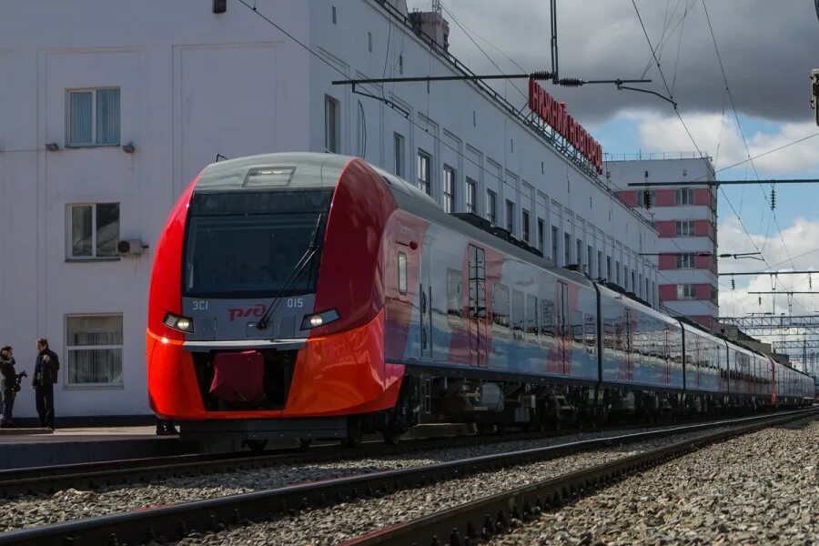 Поезд ижевск москва. Ржд великий новгород. Поезд 687 нижний новгород. Поезд легендарный маресьев москва великий новгород. Фирменный поезд нижегородец.