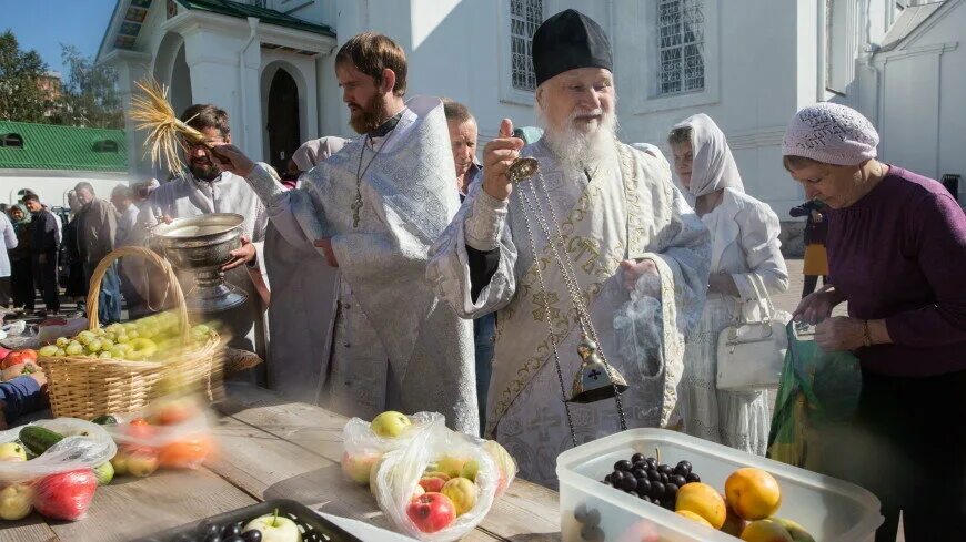 13 19 августа. Праздник и традиции Преображения Господня. Православные праздники Преображение Господне. Храм Преображения Господня. Освящение яблок на яблочный спас в церкви.