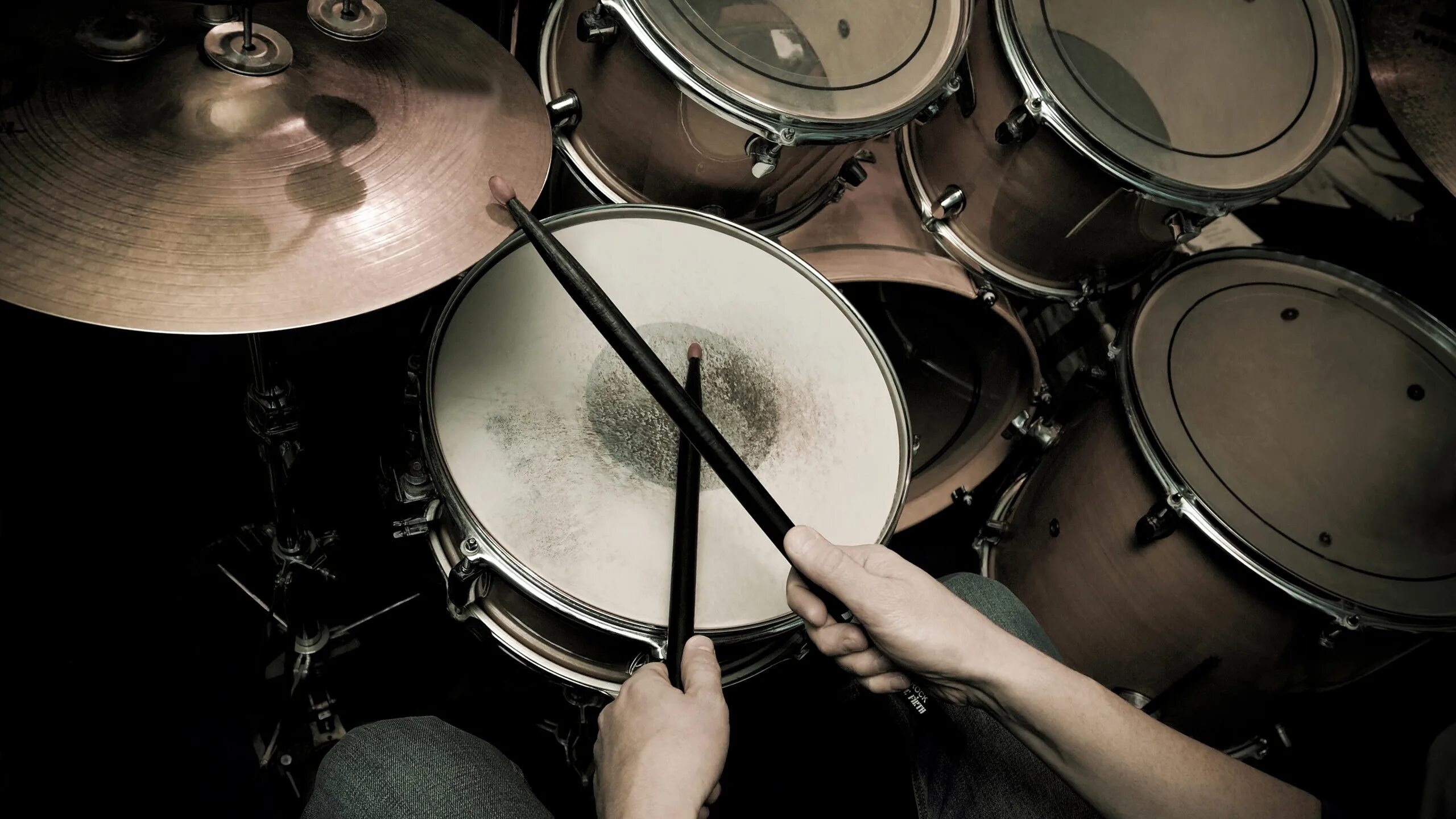 Электрические барабаны. Sonor sq2 creme white. Барабаны на звонок телефона. Барабанная установка. Барабан для профессионалов.