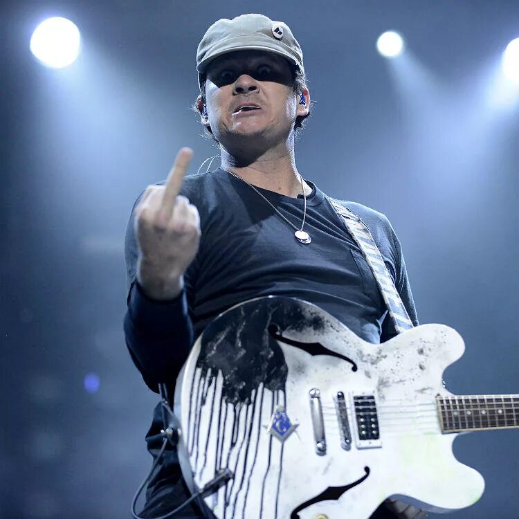 Tom delonge. Делонг блинк 182. tom delonge 2003. blink 182 tom delonge.