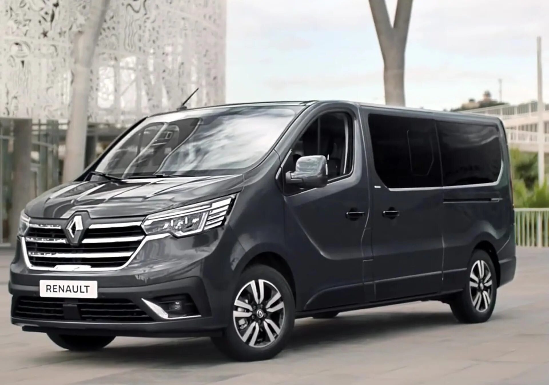 Рено трафик россия. Renault Trafic SPACECLASS 2021. Рено трафик 2022. Минивэн Рено трафик 2022. Renault Trafic Passenger.