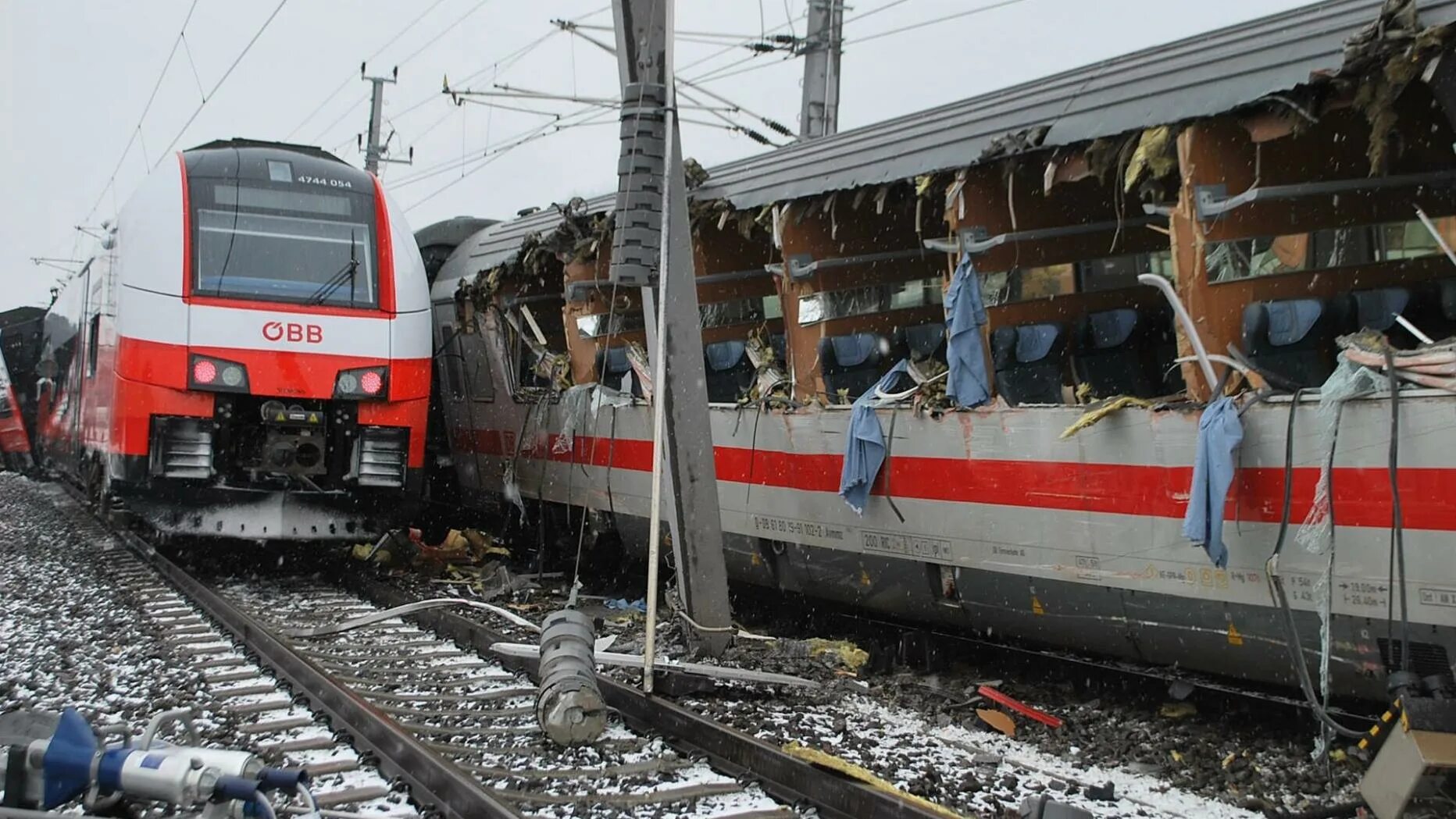 Разрыв поезда. Аварии и катастрофы на Железнодорожном транспорте. Железнодорожная авария. Железнодорожные катастрофы.