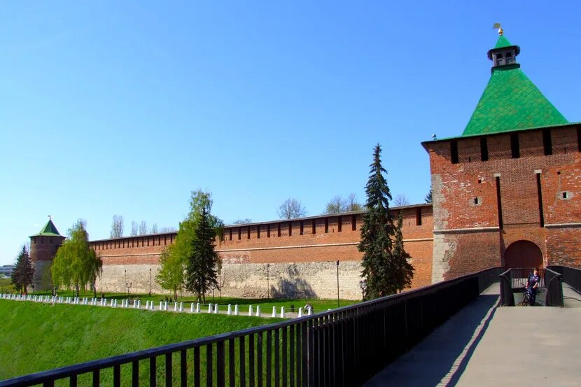 Нижегородский кремль единственный в стране имеющий. Коромыслова башня Нижегородского Кремля. Никольская башня Нижегородского Кремля. Дмитриевская башня Нижегородского Кремля. Нижегородский Кремль Белокаменный.