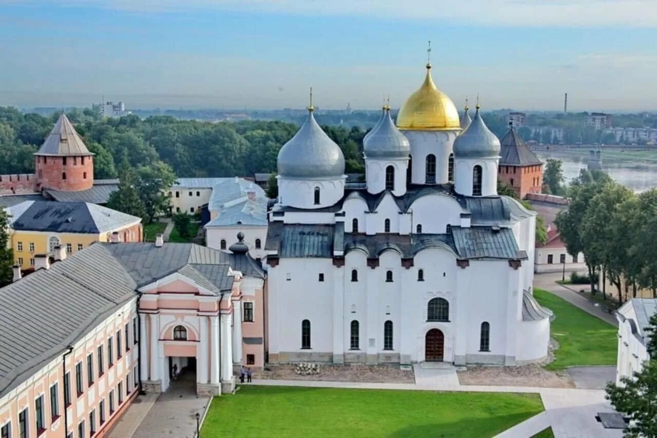 Великий новгород переехать. Исторический центр Великого Новгорода. Великий Новгород достопримечательнос. Великий Новгород достромичательности.