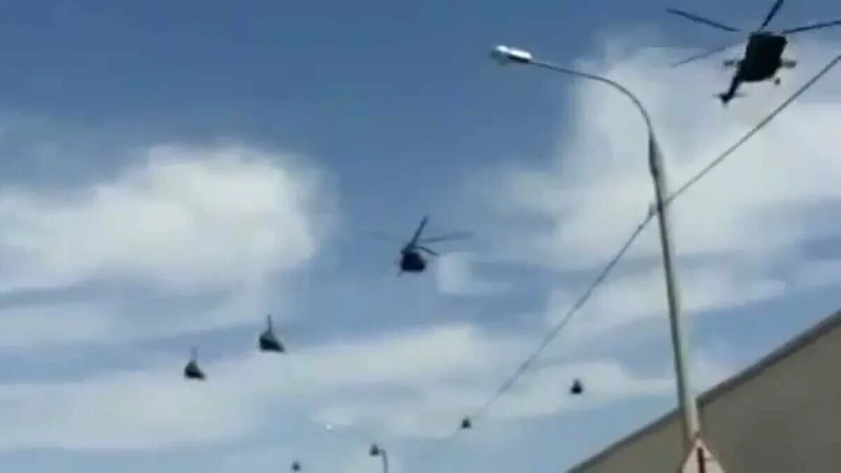 Красный вертолет над москвой. Почему летают вертолеты над москвой сейчас 2024. Вертолеты летают над москвой. Вертолет над москвой. 18 мая летают вертолеты с флагами.