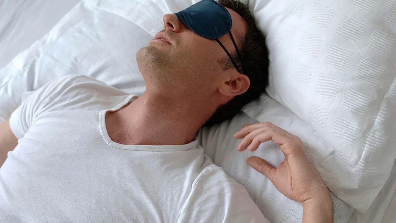 Голова человека сзади. Сонный человек. Человек с бессонницей. Заткнуть уши подушкой. Сон человеческие головы.