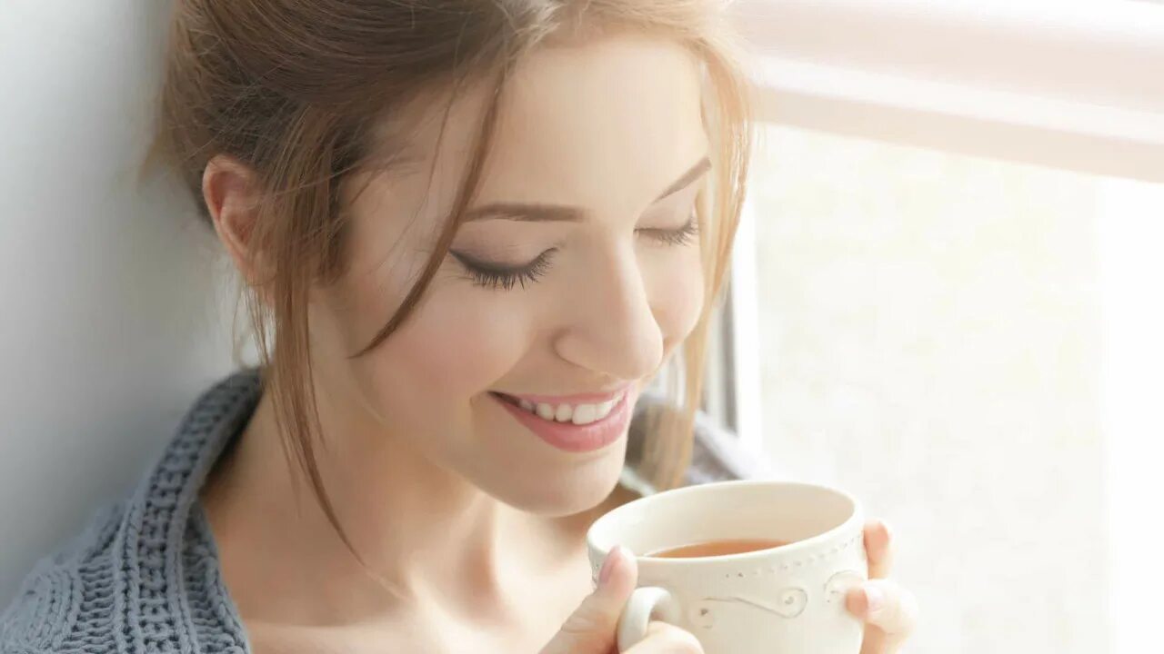 Do you drink tea. Человек пьет чай. drinking tea. женщина дает чашку горячего чая. ai drinking tea.