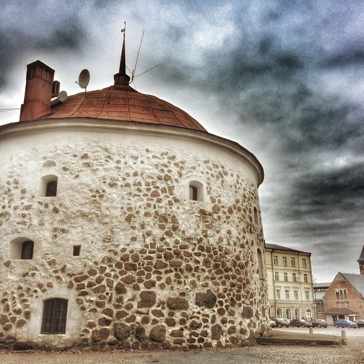 Round tower. Круглая башня Выборг. Круглая башня Выборг ресторан. Башня толстая Катерина в Выборге. Выборг круглая башня зимой.