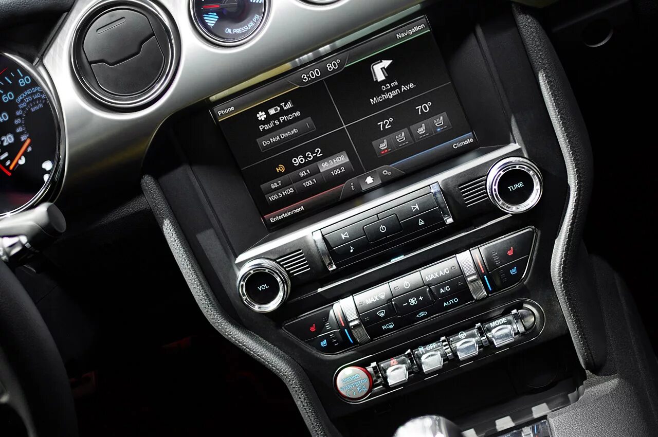 Мониторы на мустанг 2005 магнитола. Магнитола ford mustang. Магнитола мустанг. Замена магнитолы мустанг gt 2013. Форд мустанг тесла экран.