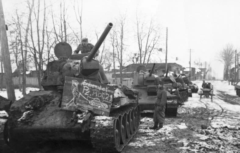 Трофейные танки т34. Т-70 танк. Немецкие трофеи второй мировой. Немецкие танки в сталинграде. Выставка трофейного вооружения в парке горького 1943.