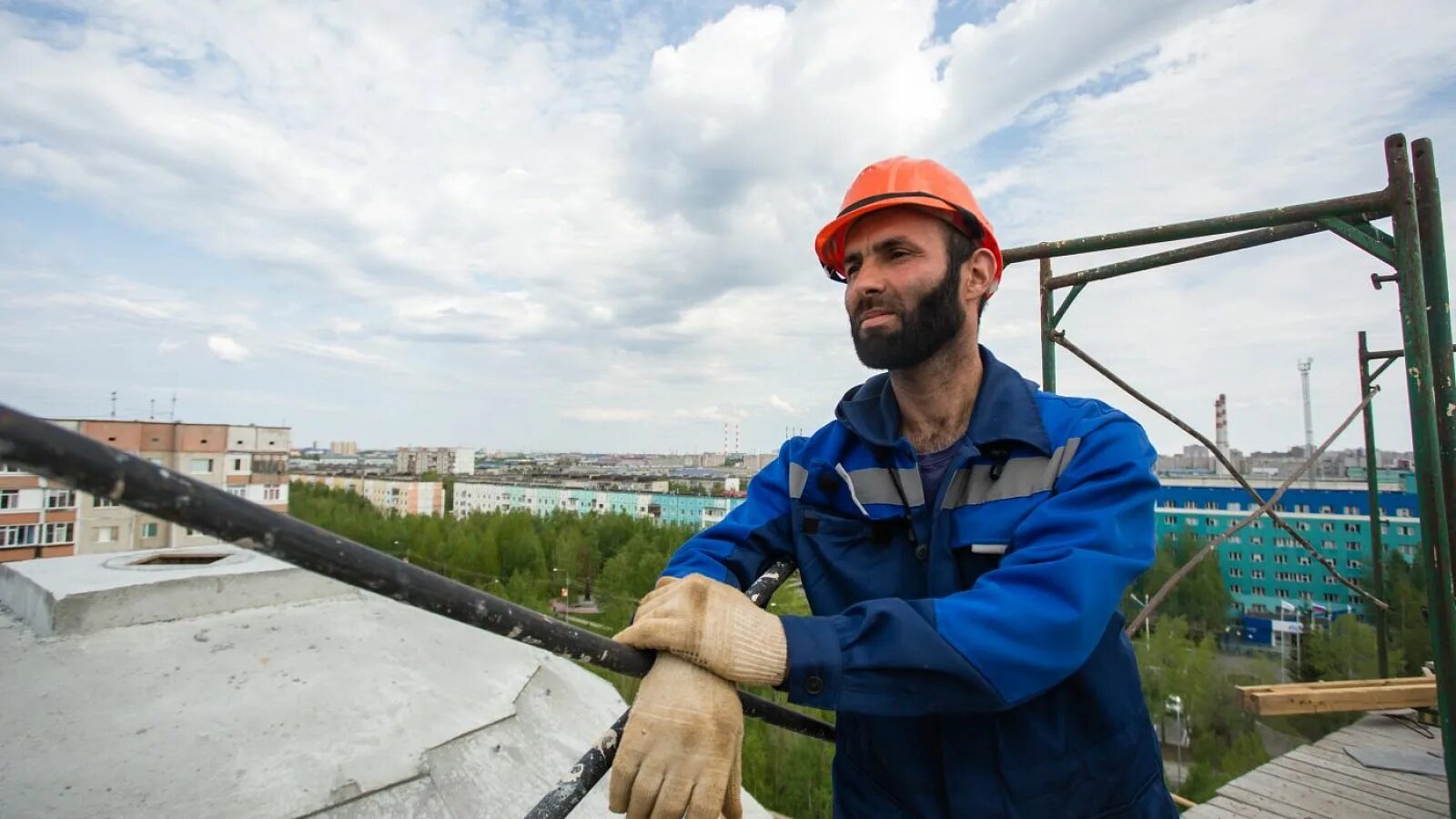 Таджик строитель. Гастарбайтеры на стройке. Таджики на стройке. Мигранты строители.