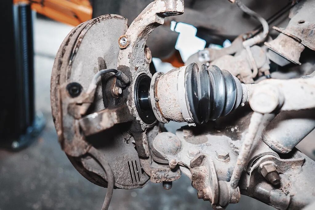 Крепление поворотного кулака ваз. Поворотный кулак ваз 2107. Lancer 9 поворотный кулак. Съемник ступичного подшипника форд фокус 2. Передний поворотный кулак ваз 2107.