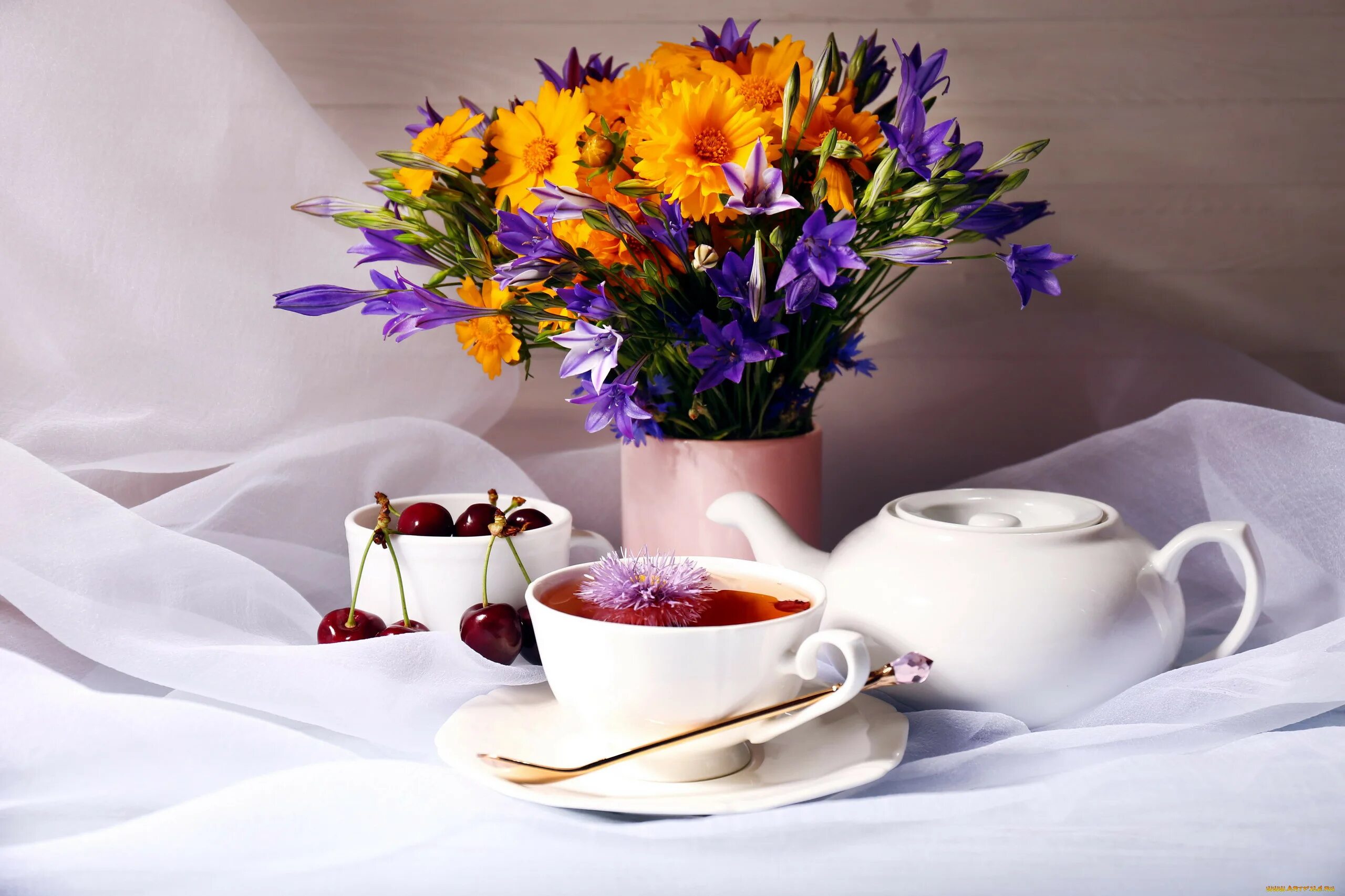 Букеты утро. Чай цветок. Утренний натюрморт с цветами. Утро чай цветы. Утренний букет.