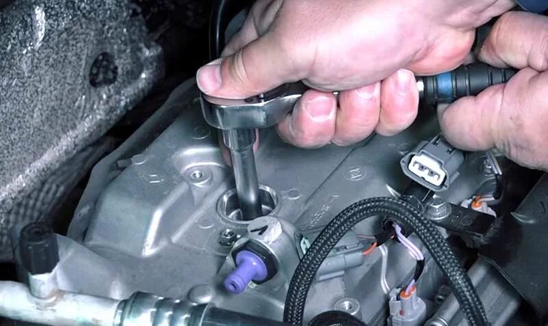 Замена свечей зажигания renault duster hsrddg. 6. Замена свечи зажигания на дастер. Замена свечи зажигания на дастер. Двигатель н4м свечной ключ.