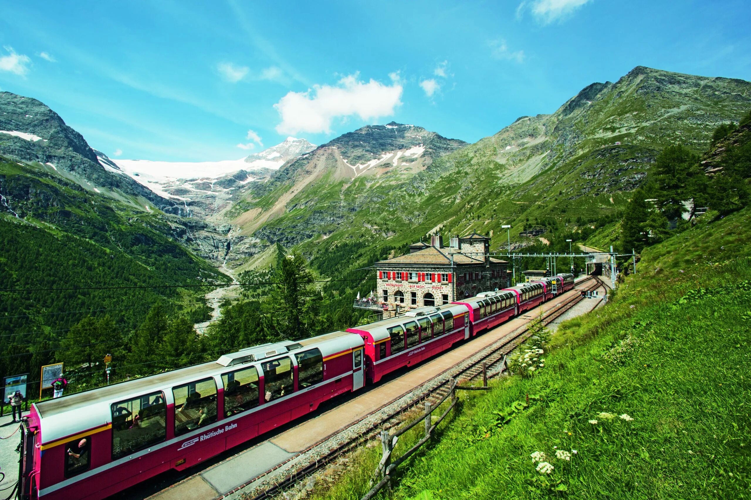 Туры на жд поездах. Альпийский экспресс Швейцария. Bernina Express Швейцария. Панорамный поезд Bernina Express. Бернина Альпы.