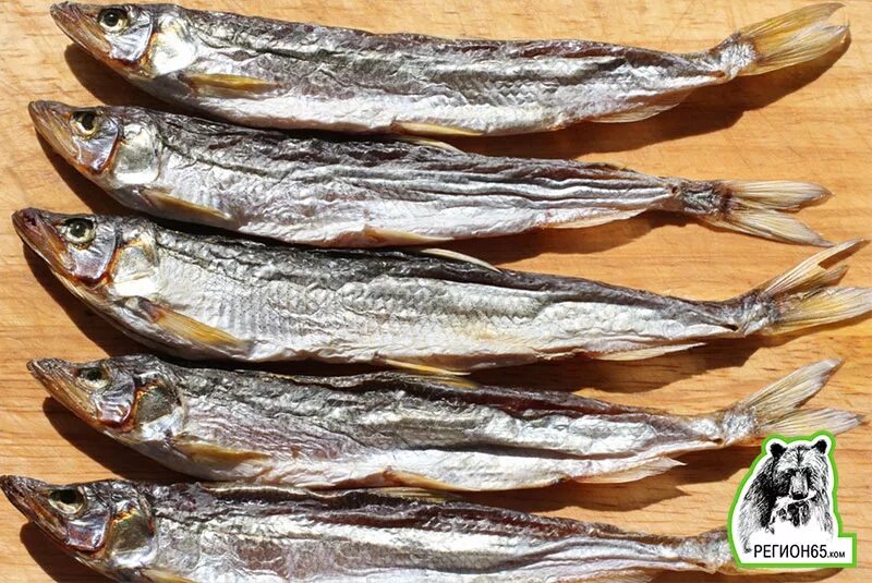 Как чистить мелкую корюшку. Как чистить корюшку. Как почистить корюшку. Чистка сушеной рыбы. Корюшка очищенная.