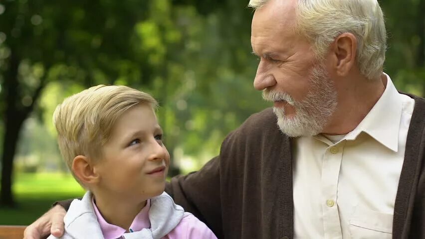 Учи внучек русский. Дед и внук на скамейке. Разговор с дедом. Дед и внук подросток. Дед и внук беседуют.