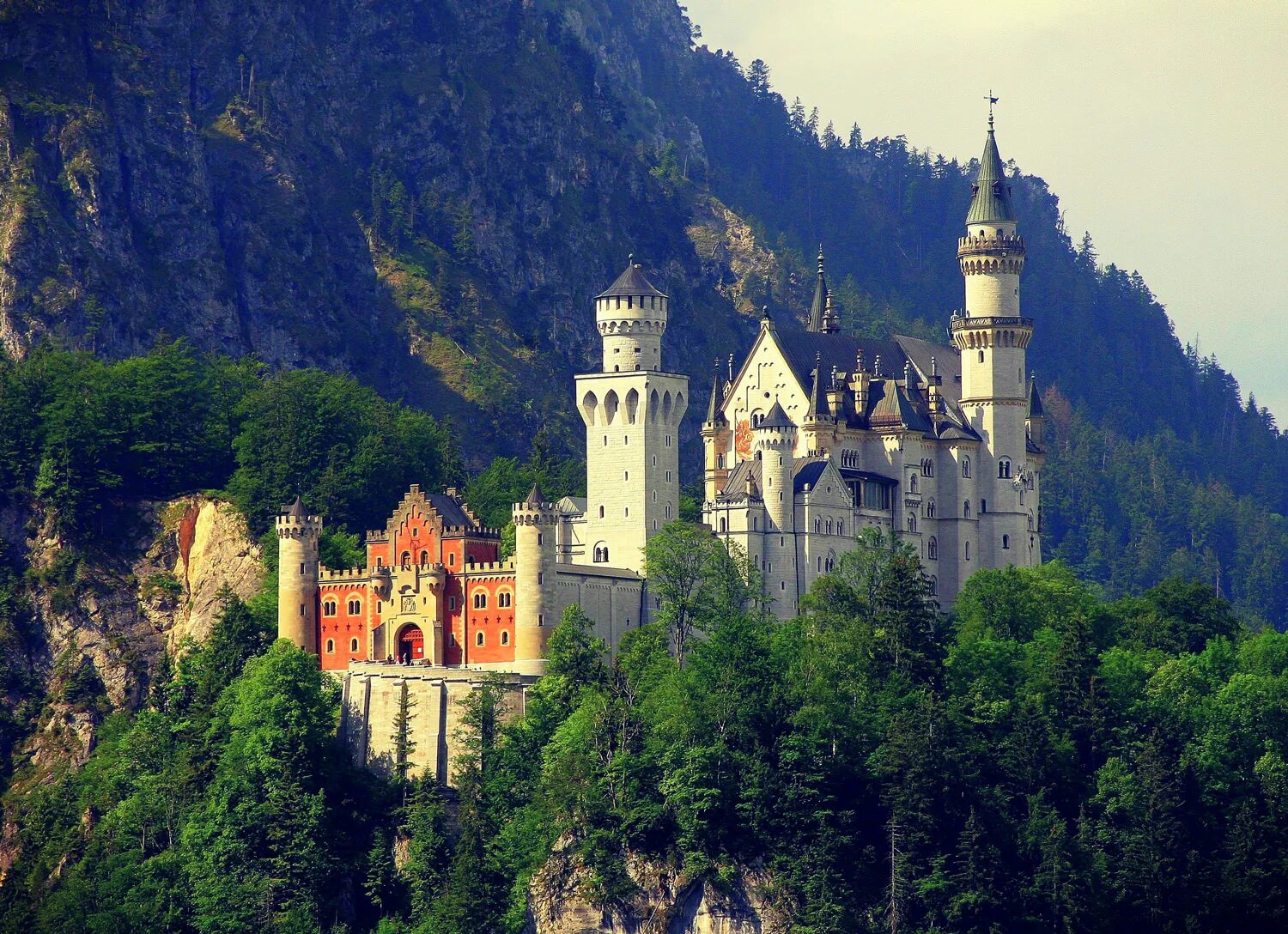 Страна замков какая страна. Замок Людвига 2 Нойшванштайн. Замок Нойшванштайн («новый Лебединый Утес») в Германии;. Королевский замок Нойшванштайн (Бавария).