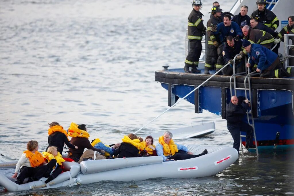 Hudson river plane crash. Airbus a320 Гудзон. Аварийная посадка a320 на Гудзон. Посадка а320 на Гудзон. Приводнение самолета на Гудзон.