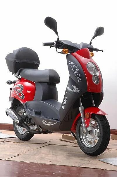 Выставка скутер атак. Скутер аттак. Скутер аттак. Скутер e-moto. Yamaha aerox mk2.