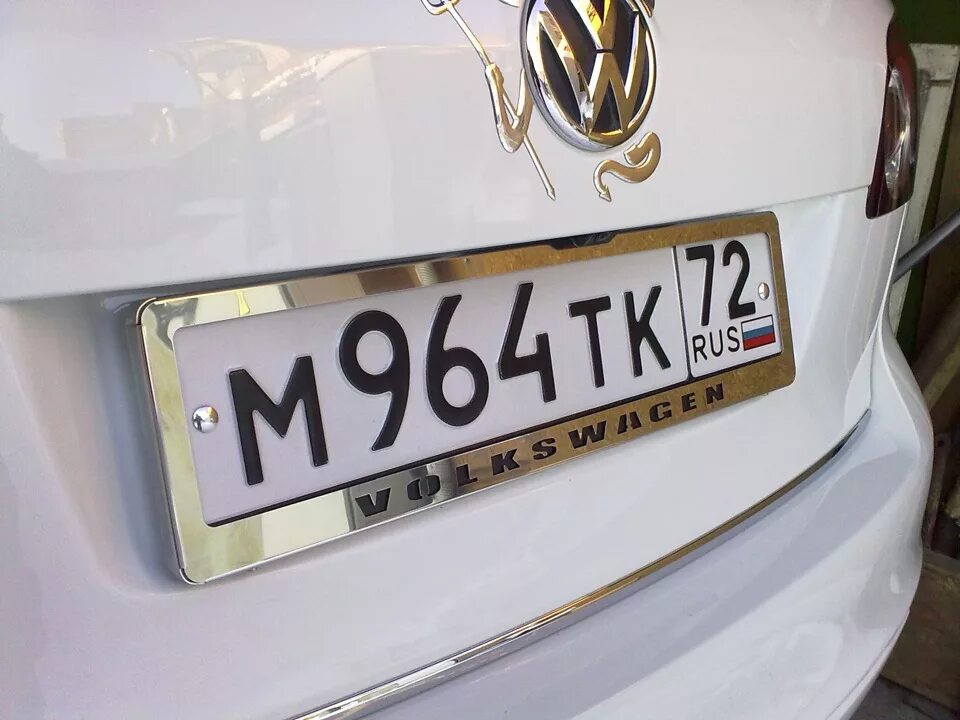 Рамки для автомобилей с надписями. Рамки под номера из нержавейки Volkswagen. Номерные рамки с надписями. Рамки на номера автомобиля с надписями. Рамка номерного знака.
