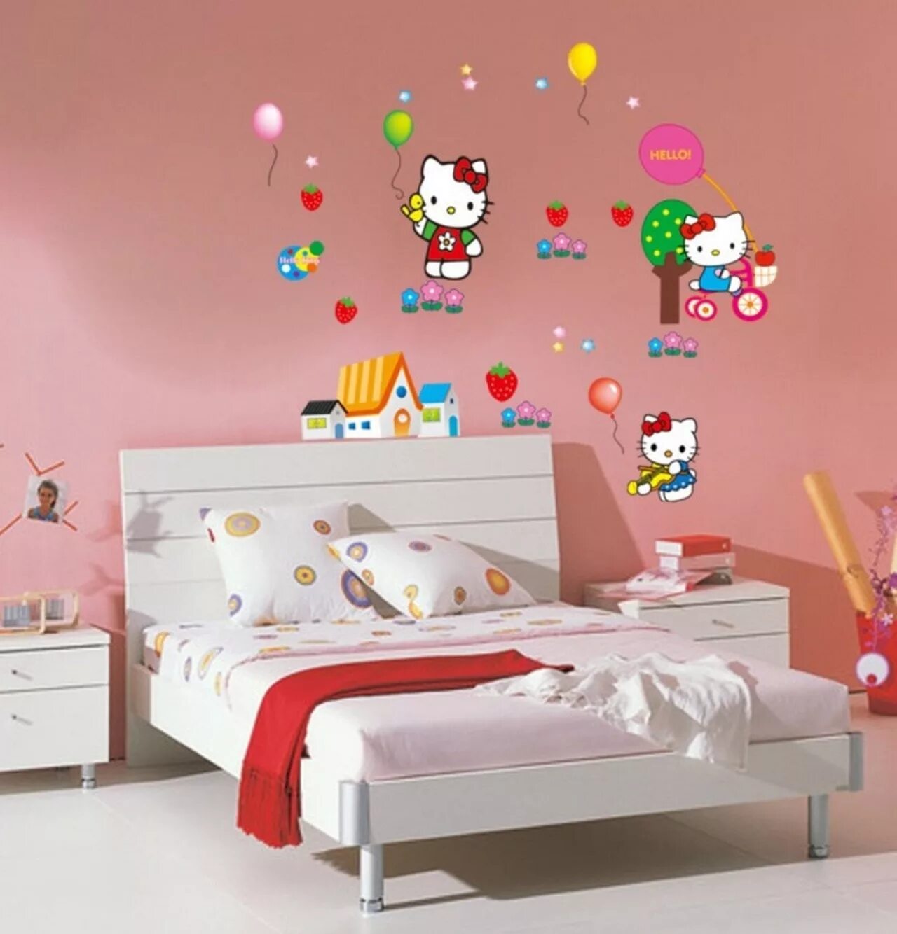 Hello room. Декор Хэллоу Китти. Комната hello Kitty. Декорации hello Kitty. Спальня Хеллоу Китти.