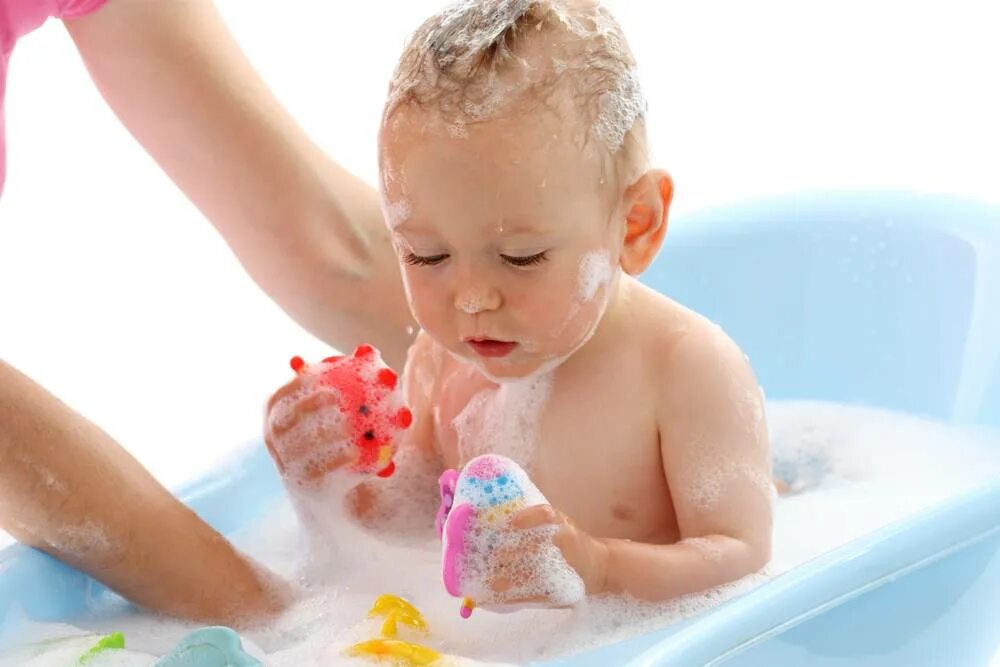 Гигиенические процедуры ребенка. Мытье ребенка. Для мытья ребенка в ванной. Дети моются в ванной. Личная гигиена.