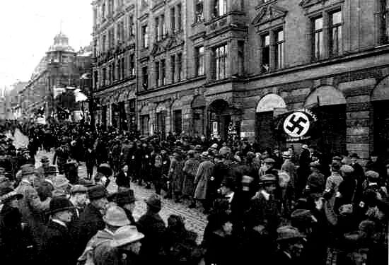 Что такое пивной путч. Адольф гитлер 1923. пивной путч в мюнхене 1923. пивной путч 1923 гитлер. пивной путч в германии в 1923.