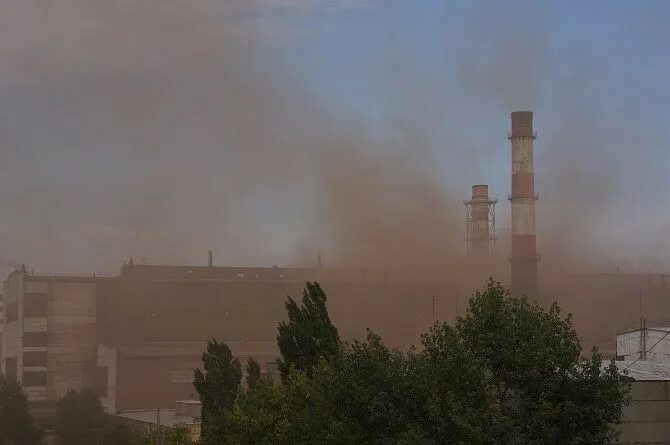 Копоти и пыли. Выбросы завод красного октября Волгоград. Завод красный октябрь Волгоград. Завод красный октябрь Волгоград дым. Завод красный октябрь Волгоград дымит.