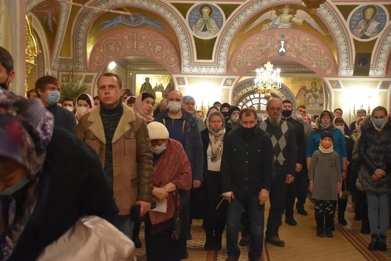 Прихожане одной церкви 6. Прихожане в церкви. израильская церковь и прихожане. рождественская служба прихожане в храме фото. фото кореновск рождественские службы в храмах.