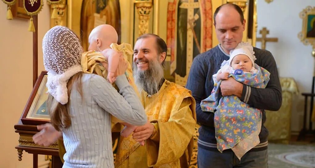 Крещение в церкви Томске. Крещение ребенка Томск. Покрестить ребенка без крестных родителей. Крещение Мирона. Может ли быть два крестных