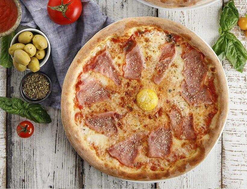 Пицца с яйцом и колбасой. Пицца с яичками варенами. Пицца с купатами. Пицца с яйцом. Фокачча с моцареллой.