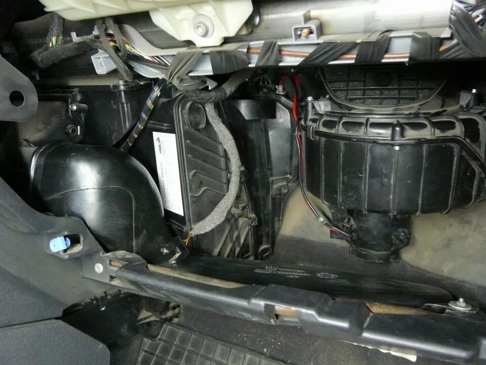 Заслонка забора воздуха. Ford Focus 2 заслонка рециркуляции воздуха. Заслонка отопителя салона Land Cruiser 200. Заслонка рециркуляции воздуха Форд фокус 1. Заслонка рециркуляции воздуха Mazda CX-5.