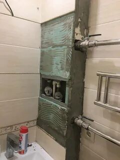 Как закрыть трубы под ванной