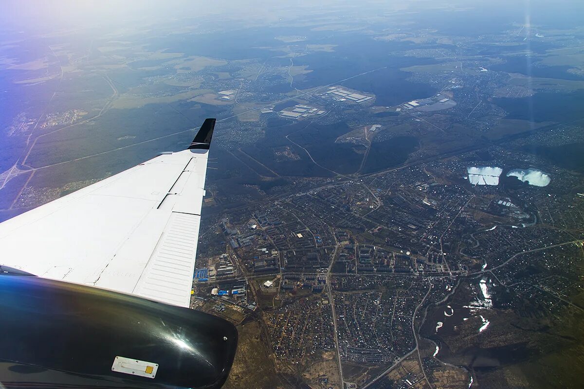 Аэроконтроль. Крытые аэродромы. Аэропорт внизу. Обзор с высоты 3000 метров.