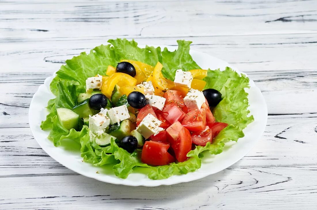 Greek Salad(греческий салат). Салат греческий классический с фетаксой. Салат с оливками и сыром и помидорами греческий. Брынза Греческая.