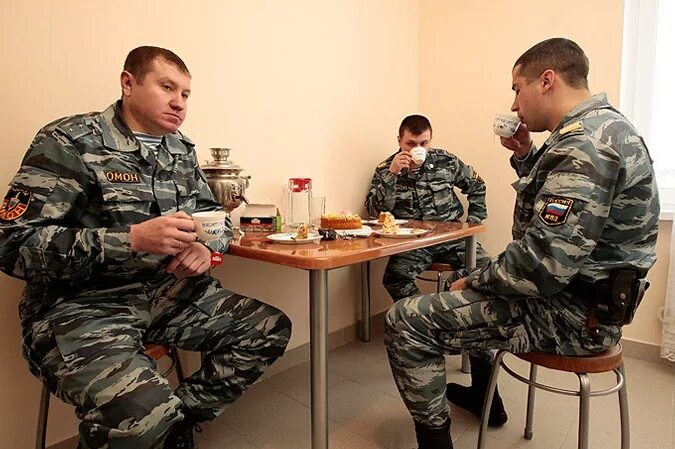 Омон дома. Спецназ фсб штурм. Омон беларусь. Фсб врывается в квартиру. Полицейские штурмуют дом.