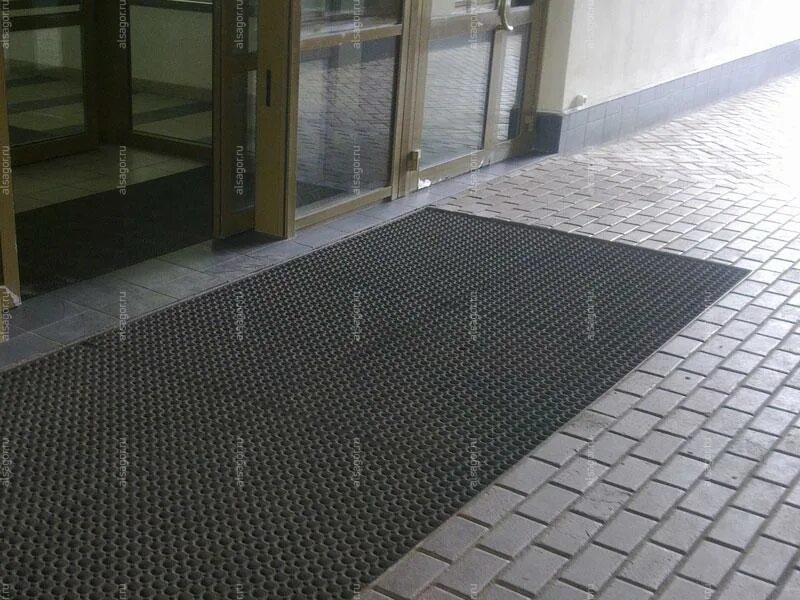 Коврик противоскользящий в рулоне. Противоскользящие коврики для улицы. Коврик ячеистый резиновый на ступени. 2х15м 4. Резиновая ячеистая дорожка 16мм.