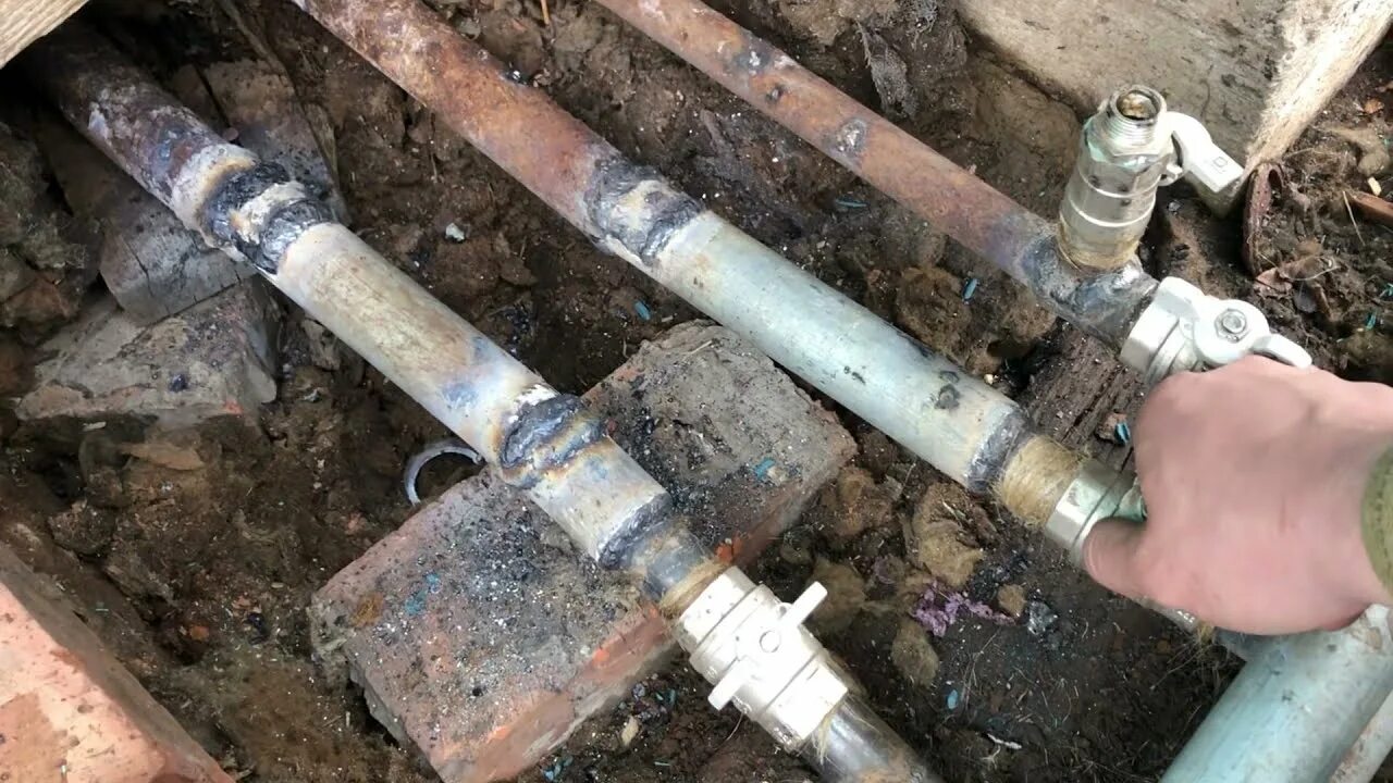 Трубы для летнего водопровода. Врезка в чугунную трубу водопровода полиэтиленовой трубой. Врезка стальной трубы в стальную трубу. Водопровод без сварки. Пуш-фитинги для полипропиленовых труб.