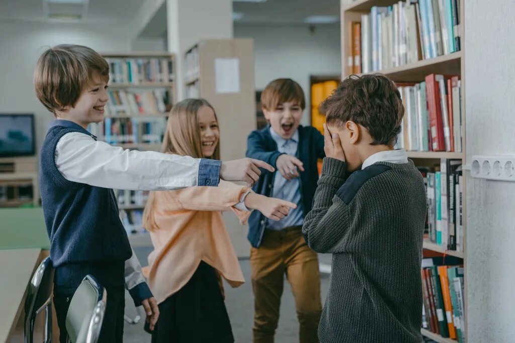 Мальчика травят в школе. Буллинг в школе. школьная травля. конфликт в классе. буллинг в школе картинки.
