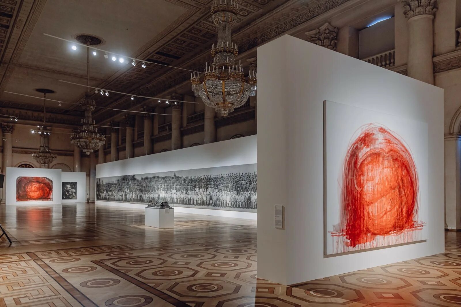 Cube галерея в москве. Современное искусство инсталляции. Современное искусство экспозиции. Московский музей ммома выставка. Современное искусство экспозиции.