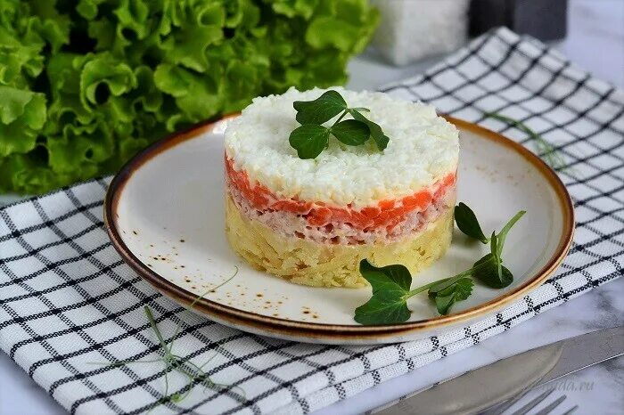 Салат с мясом криля. Закуски на праздничный мясо криля. Салат с крилем консервированным. Салат с мясом криля консервированным.