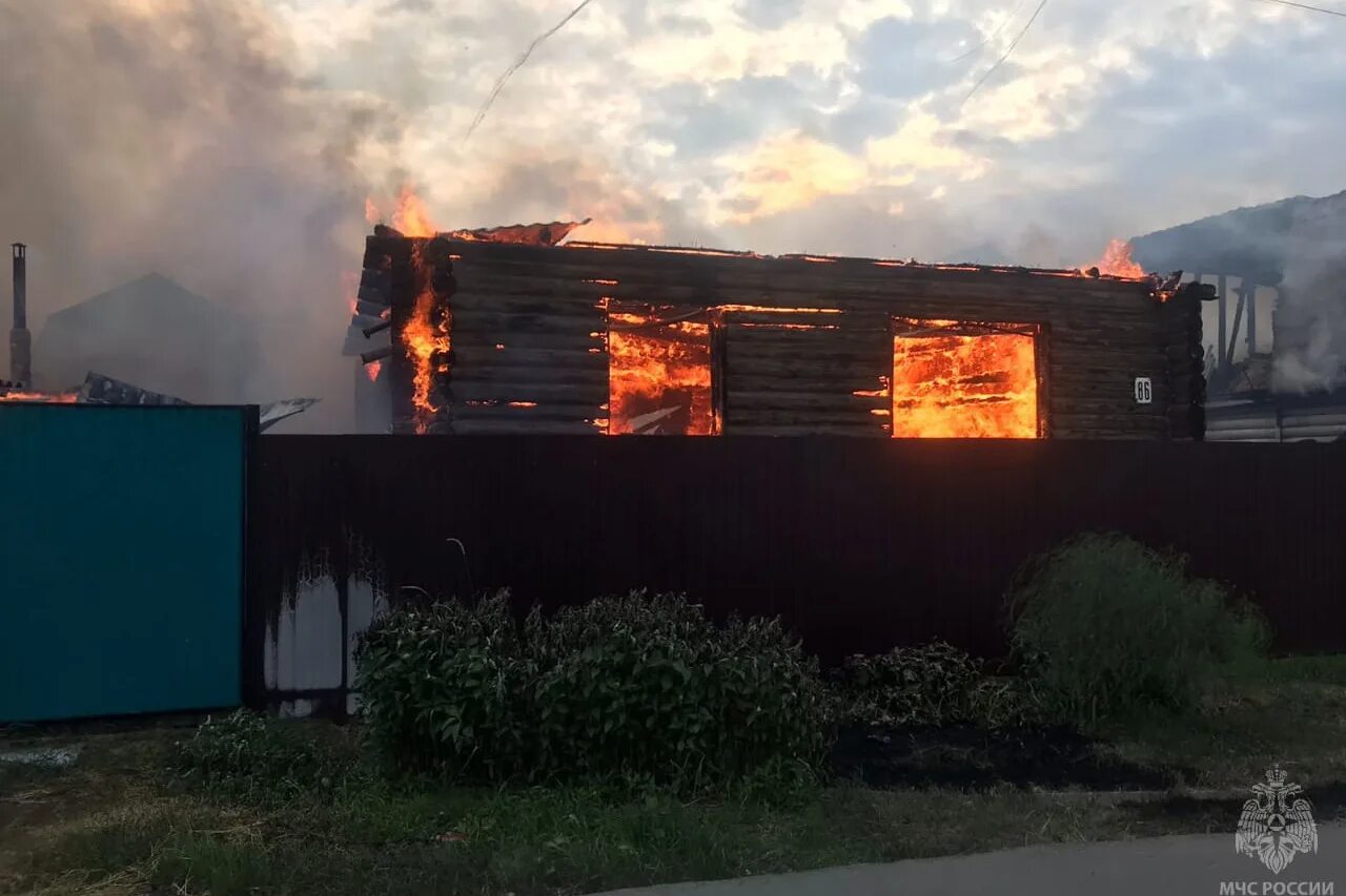 Пожар в называевске 6 мая. Сгоревший частный дом. Пожар омск 2022. Пожар дома. Пожар ночью.