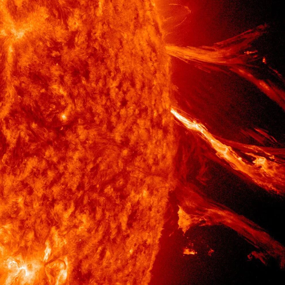 Великая солнечная вспышка великое пробуждение. Вспышки на солнце когда дойдет до земли. Солнце в космосе. Вспышки на солнце когда дойдет до земли. Вспышки и протуберанцы на солнце.