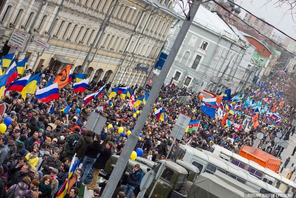 Люди поддержавшие украину. Антивоенный марш 2014 Москва. Митинг за Украину в Москве. Демонстрация против войны с Украиной в Москве.