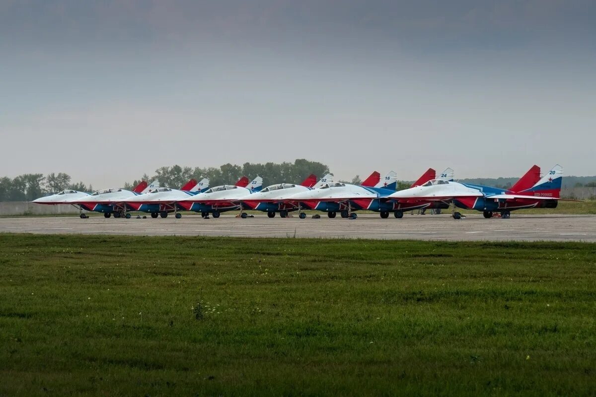 Авиашоу мочище новосибирск. Аэродром Мочище Новосибирск. Самолеты Стрижи в Новосибирске. Авиашоу в Новосибирске 2022. Авиашоу миг 31.